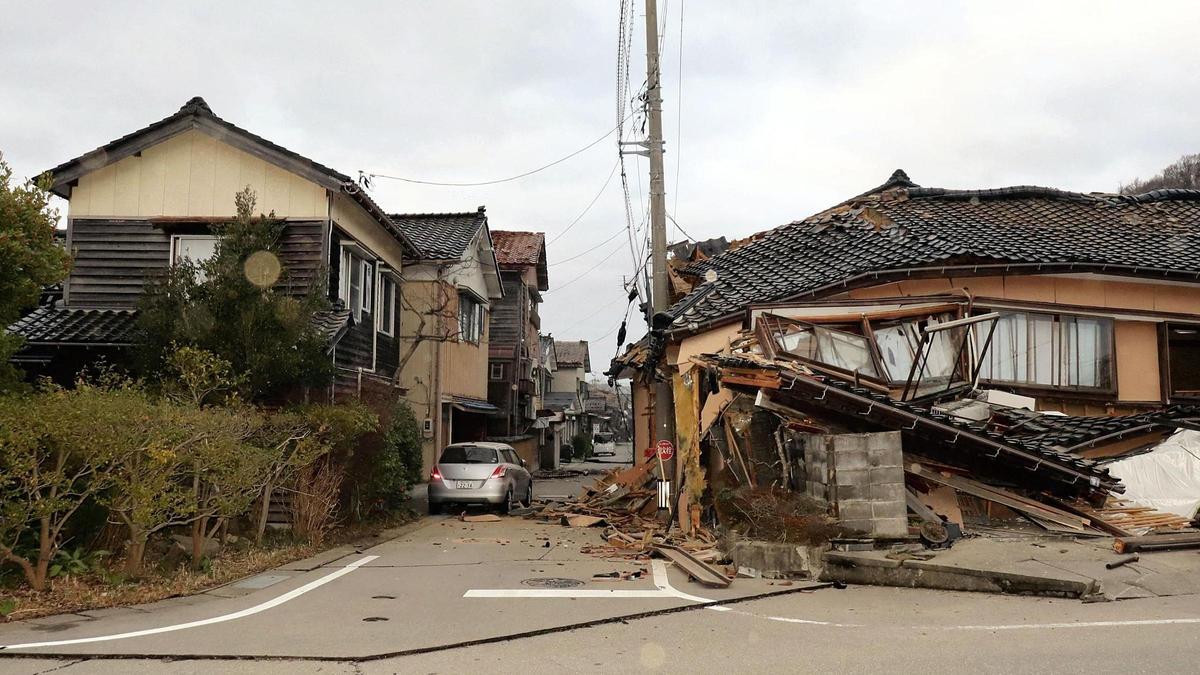 Desperfectos en edificios a lo largo de una calle de la ciudad de Wajima, prefectura de Ishikawa, Japón, tras un terremoto de magnitud 7,5
