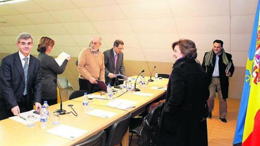 Los miembros del patronato de la UNED, al inicio de la reunión.