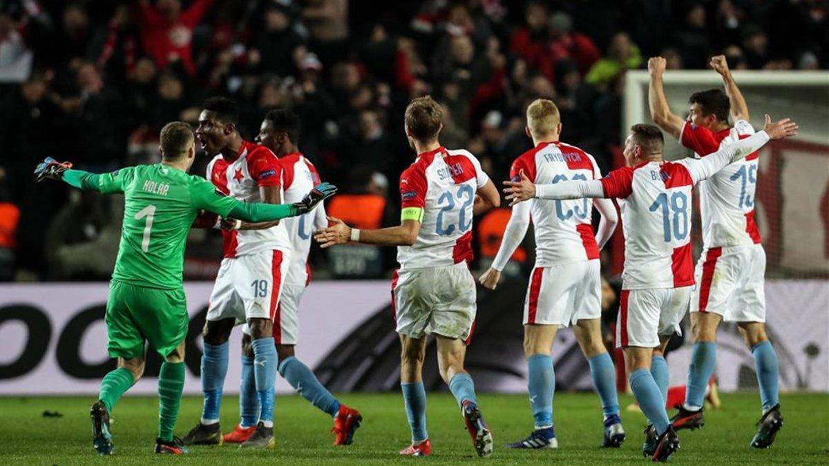 Los jugadores del Slavia celebran el pase a cuartos ante el Sevilla