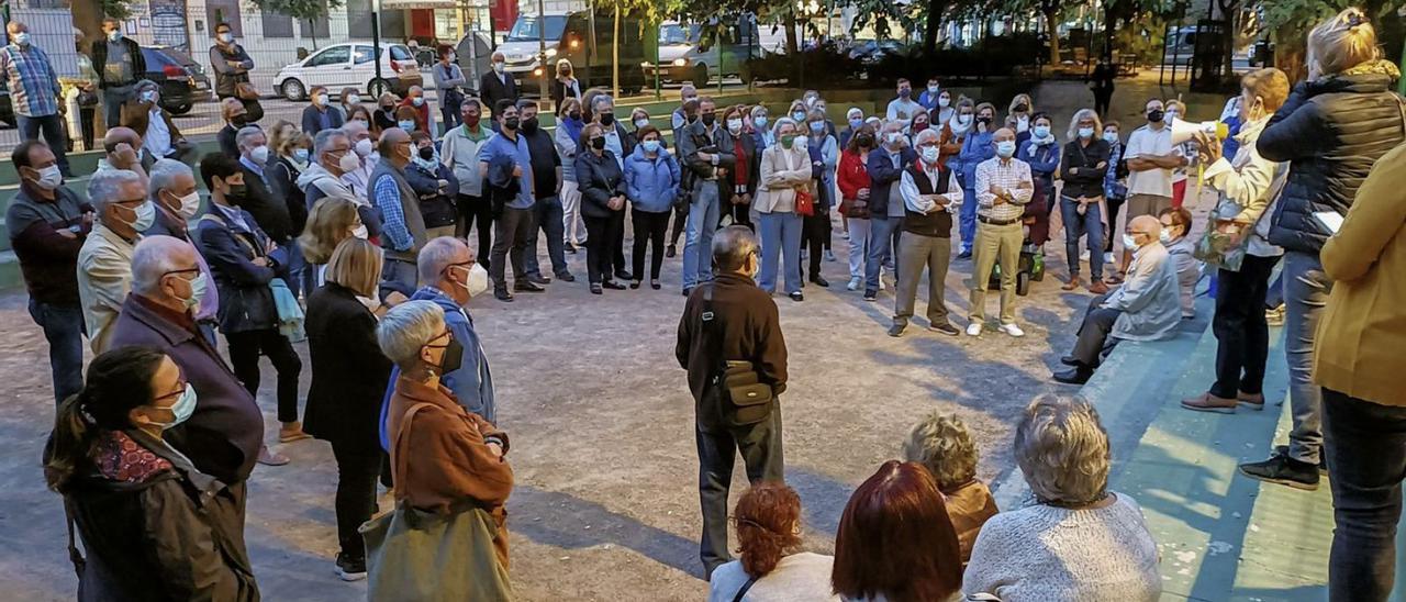 Los vecinos de Ciudad Jardín se reunieron en el anfiteatro del jardín de Músico Ginés.  | G.CABALLERO