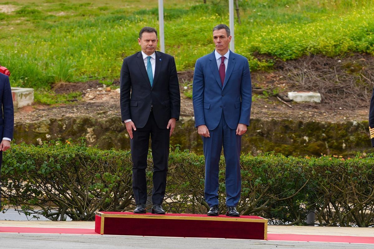 El presidente del Gobierno, Pedro Sánchez (d), junto al primer ministro de la República Portuguesa, Luís Montenegro (i), saludan a las delegaciones española y portuguesa . A 6 de marzo de 2026 en Palos de la Frontera, Huelva (Andalucía, España). Este encuentro bilateral entre los gobiernos de España y Portugal persigue impulsar la cooperación entre ambos países en asuntos estratégicos comunes como las infraestructuras, gestión del agua, energía renovables o la digitalización, alimentando un clima de entendimiento mutuo. 06 MARZO 2026 Francisco J. Olmo / Europa Press 06/03/2026. Pedro Sánchez;Luís Montenegro;Francisco J. Olmo;