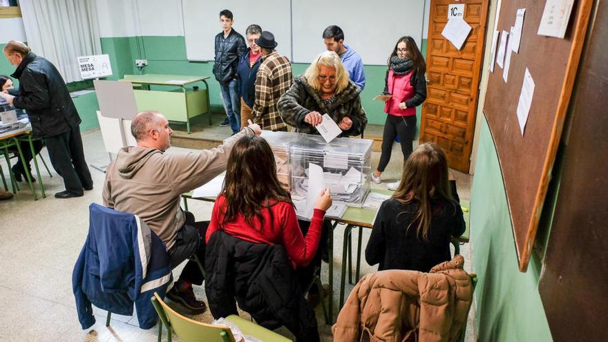 Votants en un col·legi de Figueres el passat 20-D.