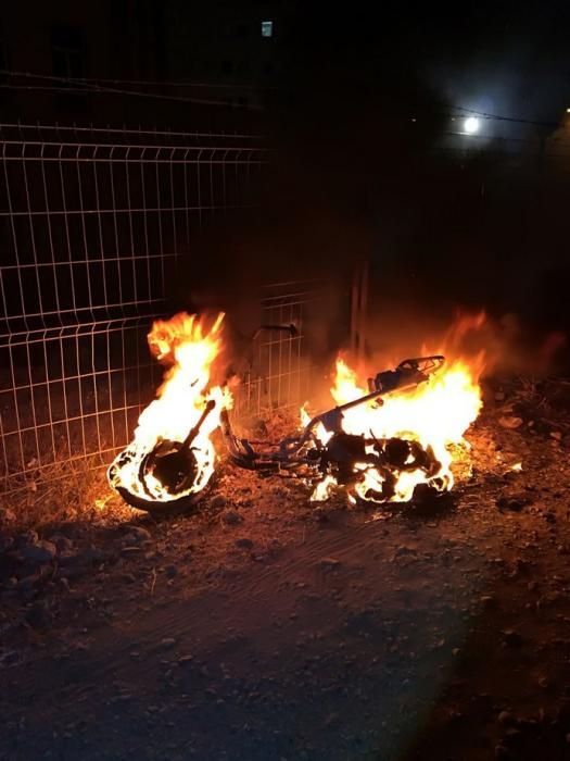 Incendio de una motocicleta en la calle Alférez Provisional