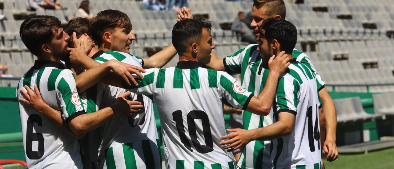 Jugadores del Córdoba B celebran un gol en su último partido en El Arcángel ante el Tomares.