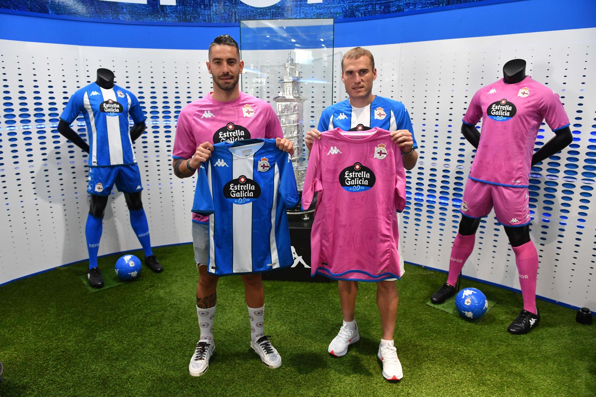 Los capitanes firman las nuevas camisetas del Deportivo