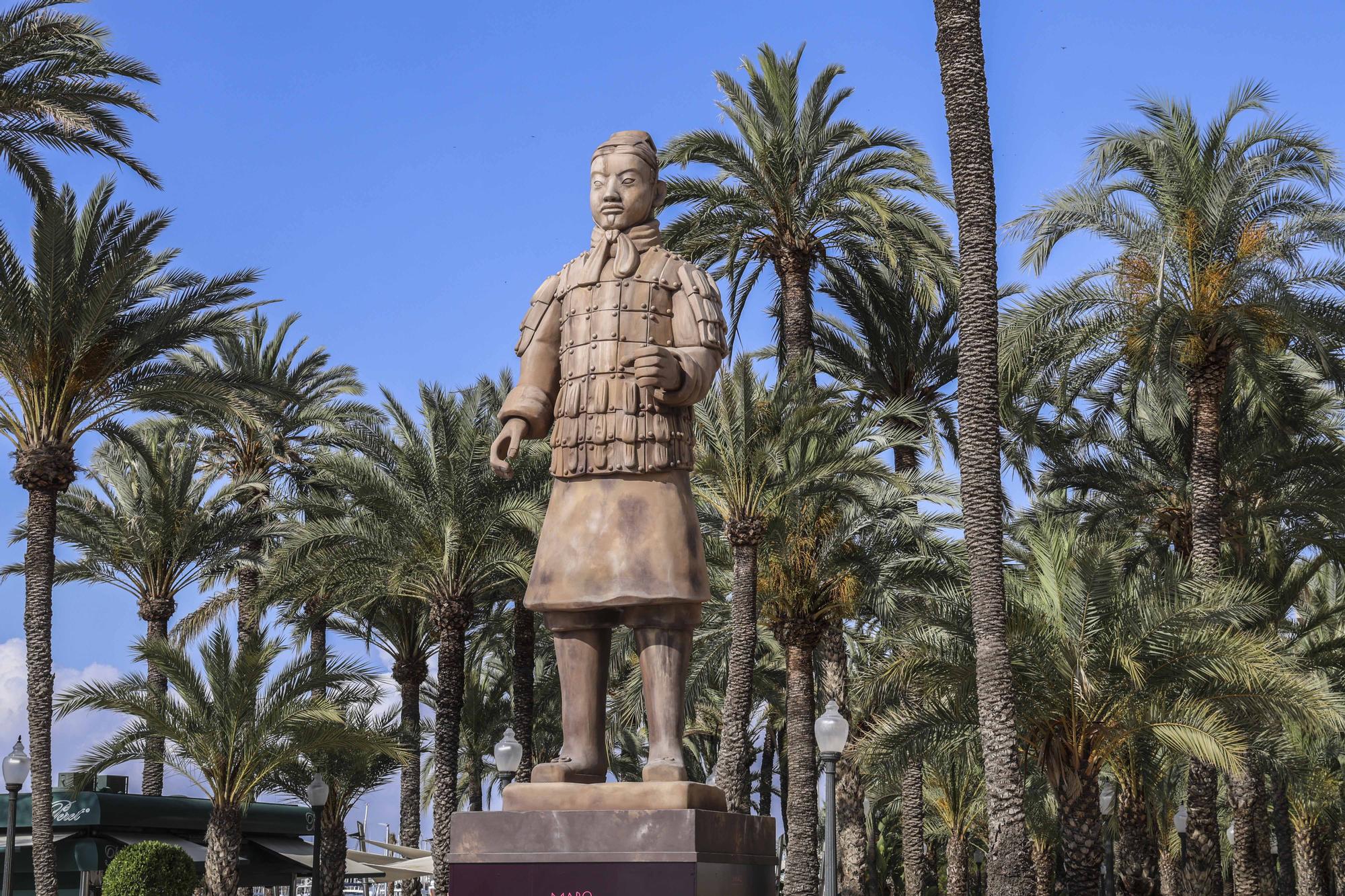 Un guerrero de Xian gigante custodia la Explanada de Alicante