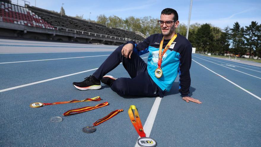 Luis Pastor, con sus medallas, en la pista de atletismo del Complejo Deportivo de Las Mestas. |