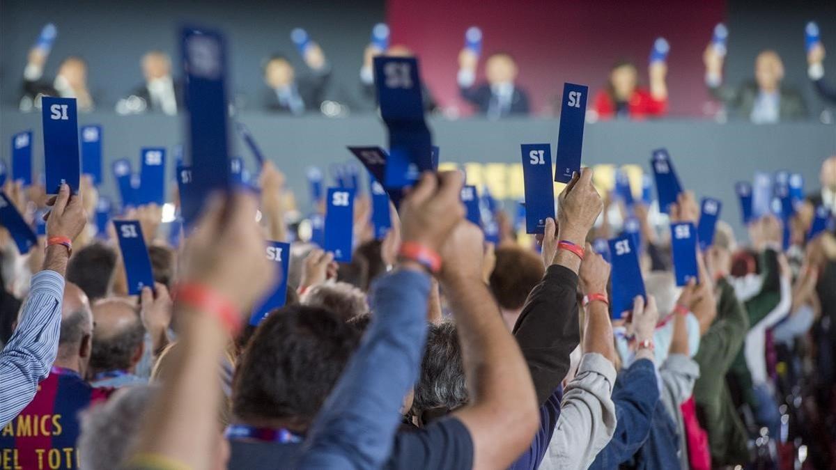 La gran mayoría de los compromisarios y la directiva al completo votan para retirar las medallas a Franco.