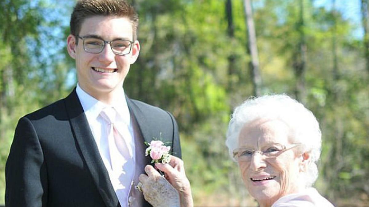 Un joven lleva a su abuela de 93 años a su baile de graduación