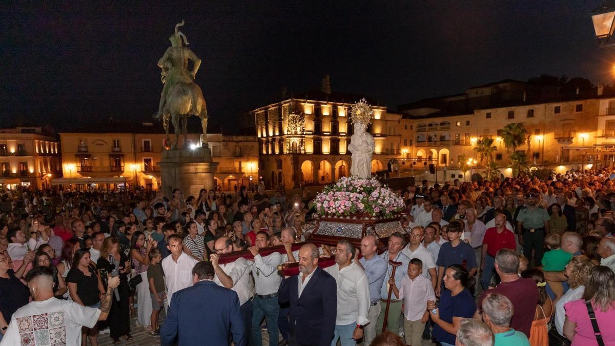 Procesión de la Virgen de la Victoria, en la Plaza Mayor de Trujillo.