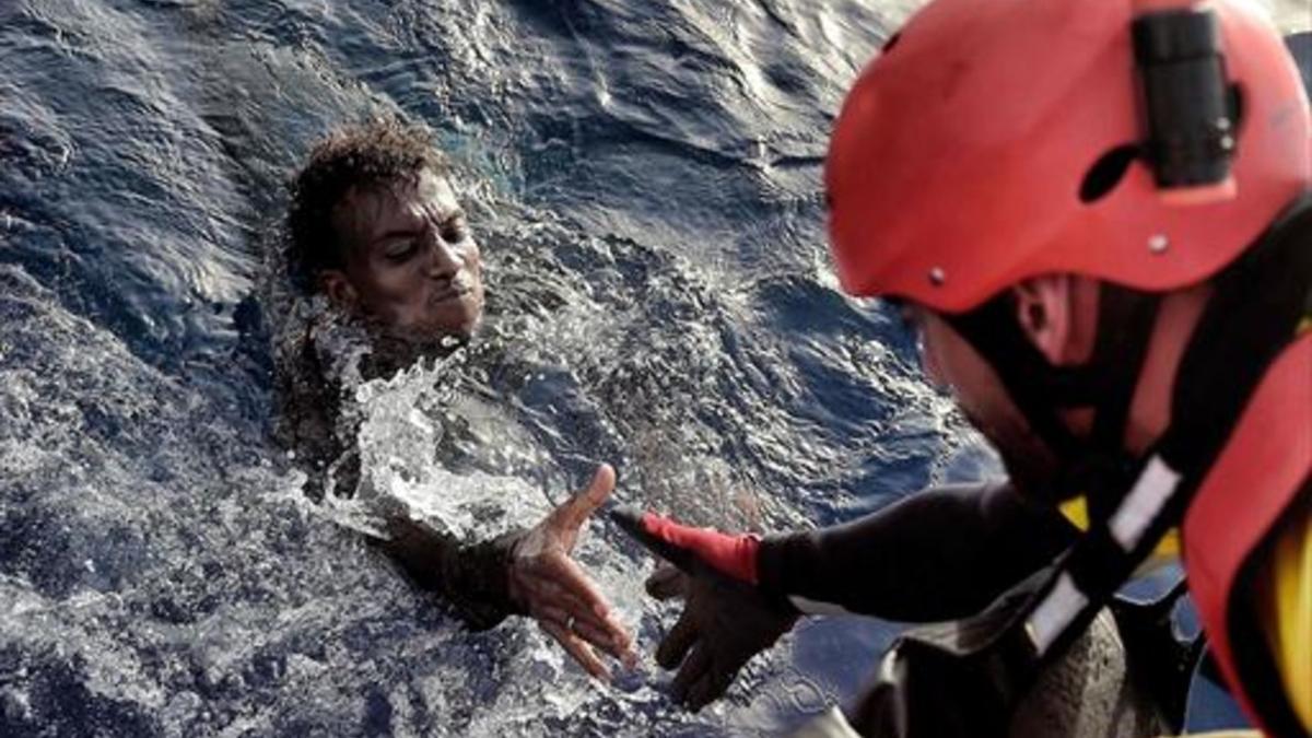 A punto de ahogarse  8Un miembro de Proactiva Open Arms rescata a un emigrante a 20 millas náuticas de la costa libia, el lunes.
