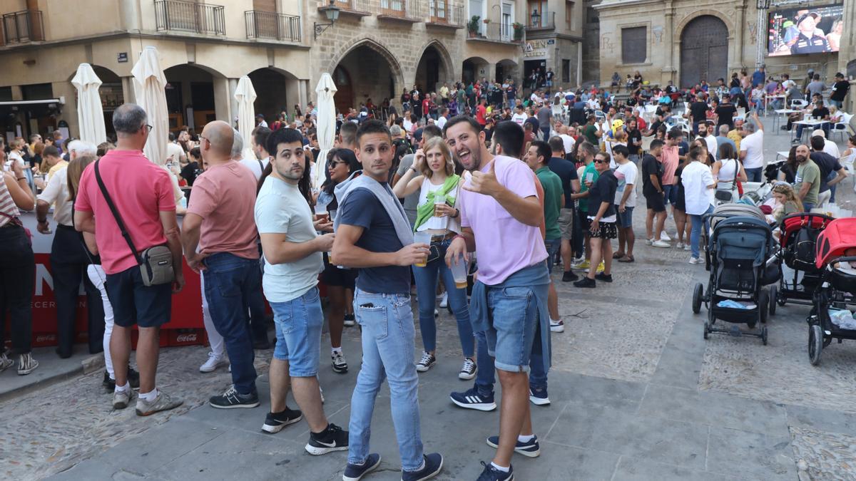 Un grupo de jóvenes posa en la plaza de España de Alcañiz