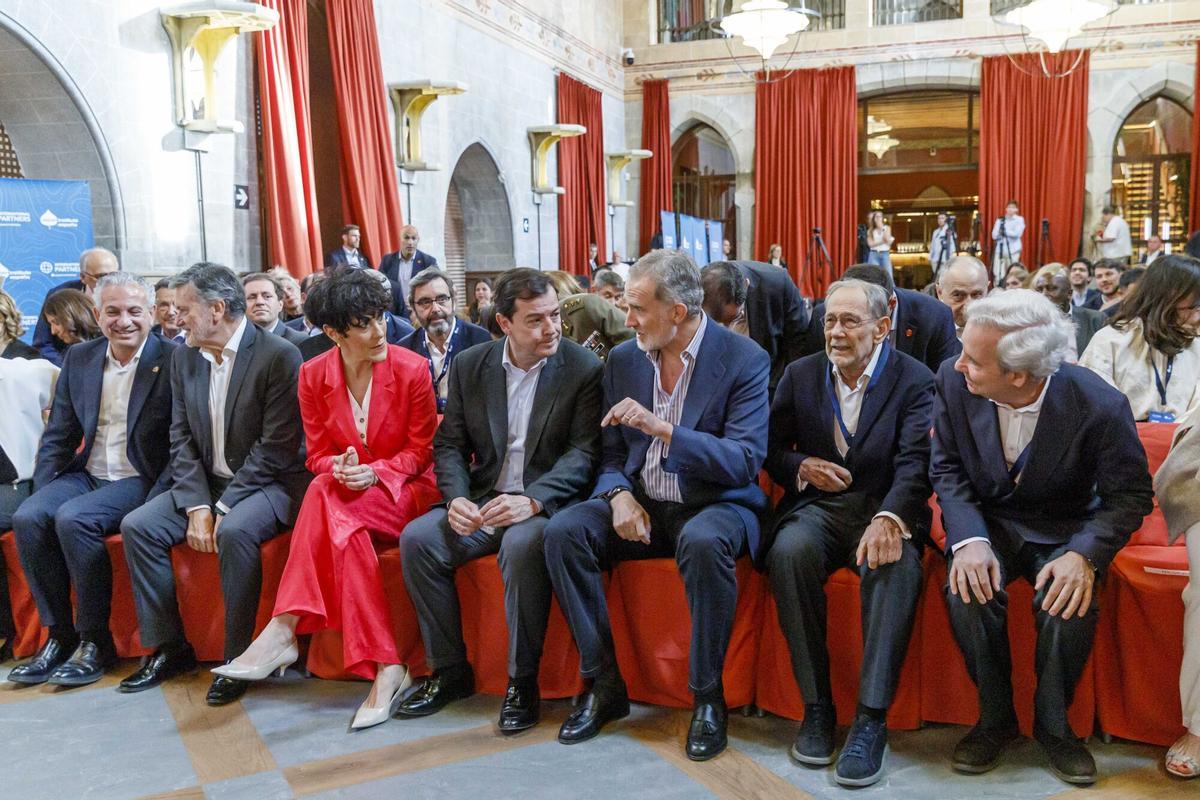 En el centro de la foto, de izquierda a derecha, la ministra de Inclusión, Seguridad Social y Migraciones, Elma Saiz; el presidente en funciones de la Junta de Castilla y León, Alfonso Fernández Mañueco; Felipe VI y el exsecretario general de la OTAN Javier Solana, durante la jornada inaugural de la reunión del Comité Internacional de Aspen Institute, en el Real Sitio de San Ildefonso, este jueves.
