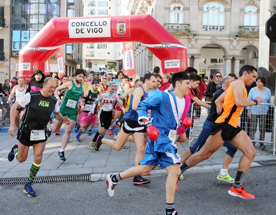 El centro de Vigo fue esta mañana una pista de atletismo improvisada para acoger la sexta edición de la Carreira Popular de Entroido