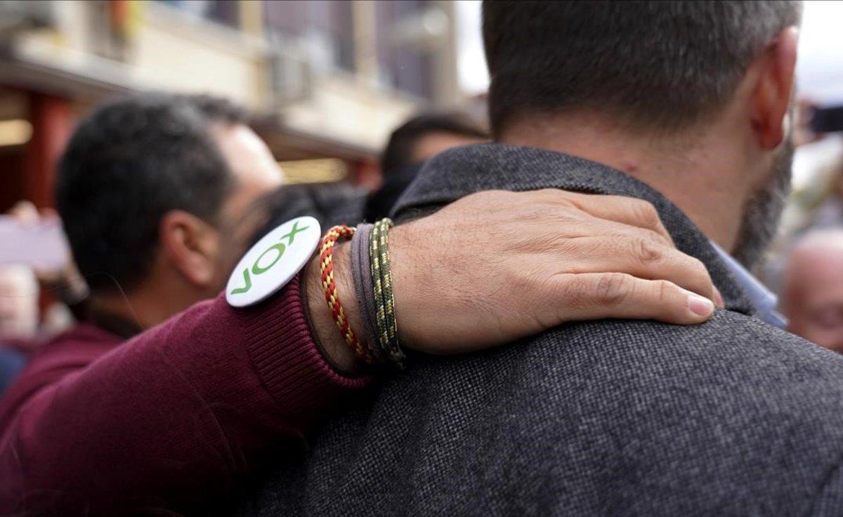 Santiago Abascal, con un seguidor de su partido, tras votar.