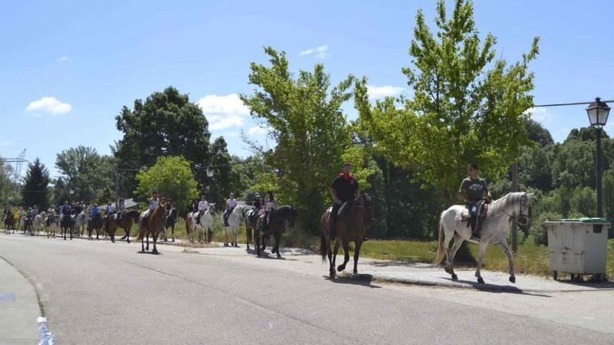 Desfile de caballistas por una de las márgenes de la carretera en su marcha hacia el Lago.