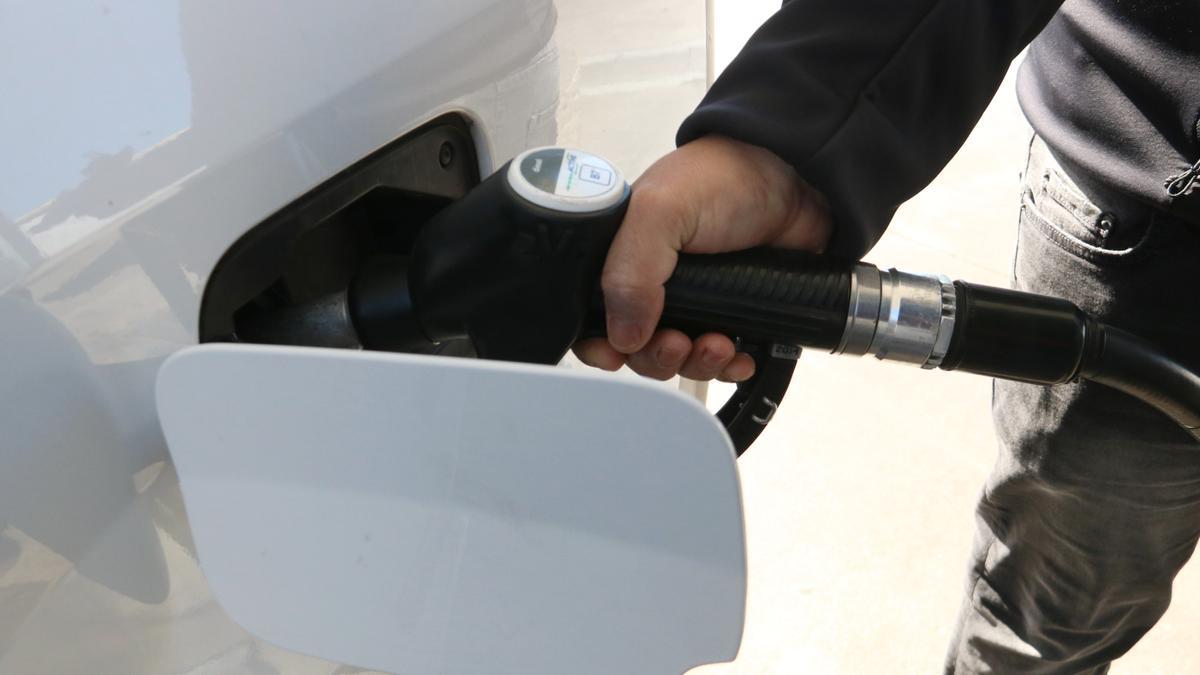 El preu de la gasolina puja respecte de la Setmana Santa de l'any passat, mentre que el dièsel s'abarateix