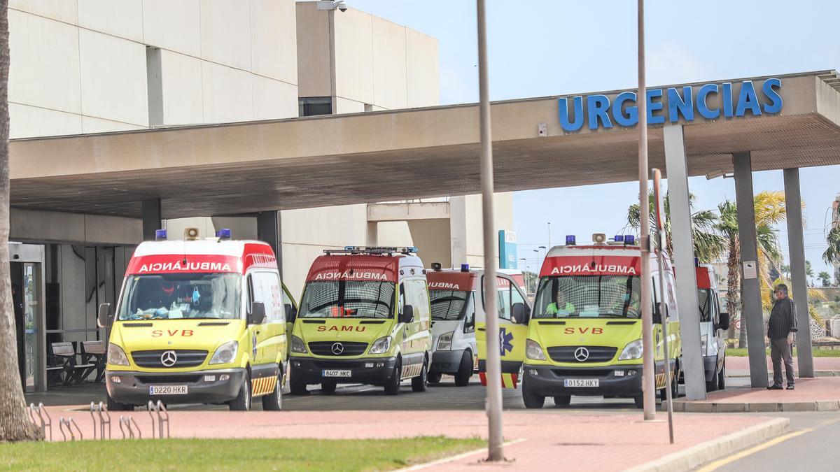 Ambulancias en la puerta de urgencias del Hospital de Torrevieja