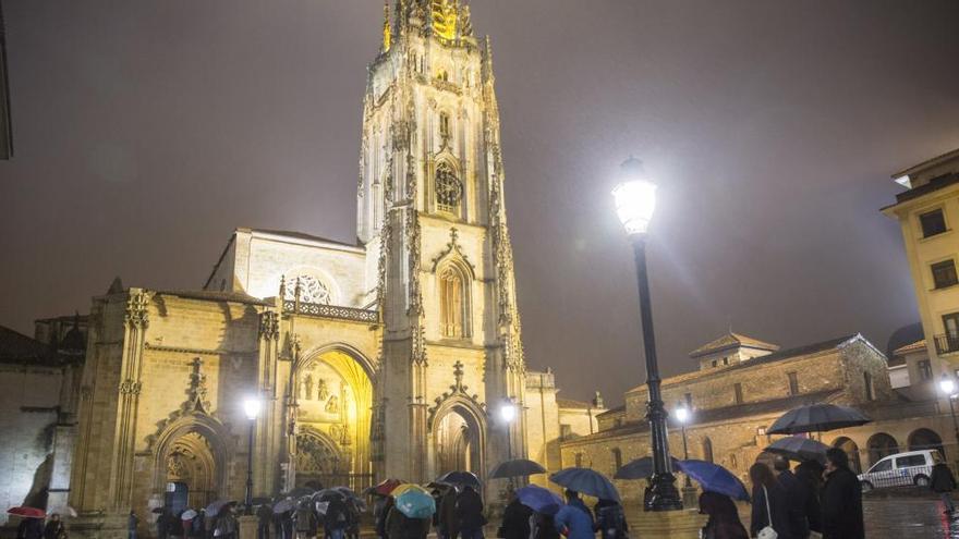 Imagen nocturna de la Catedral de Oviedo.