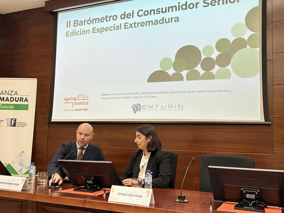 Antonio Fernández Portillo y Adelaida Ramos Mariño, esta tarde, en la Facultad de Económicas.