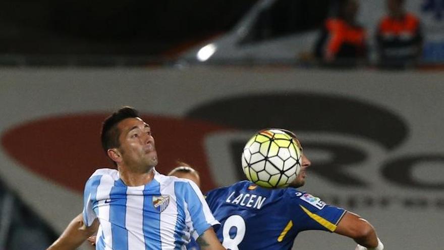 Charles pugna por un balón con Lacen en el encuentro de la primera vuelta en Getafe.