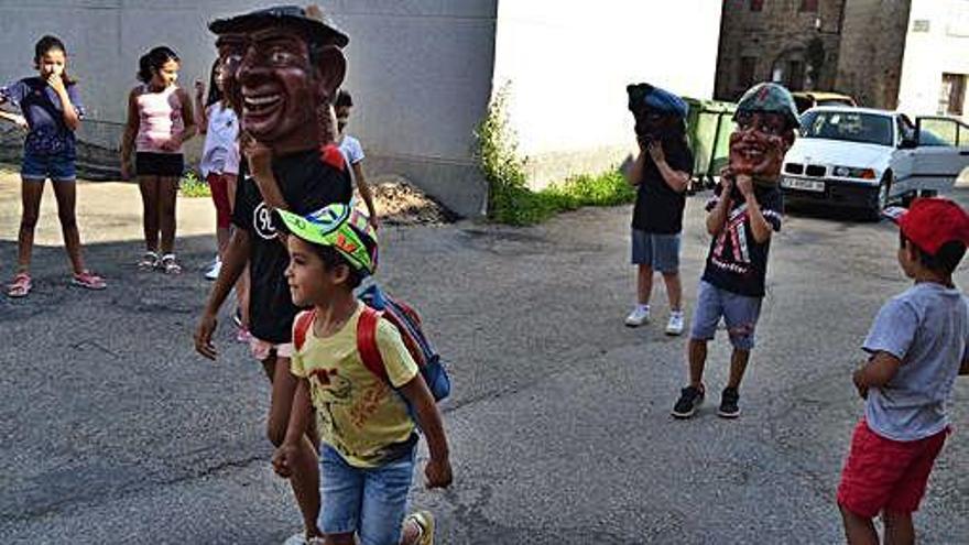 Los participantes con los cabezudos por una calle.