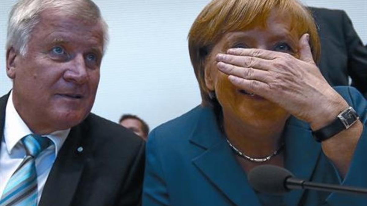La cancillera alemana, Angela Merkel, y el ministro presidente de Baviera, Horst Seehofer, ayer en Berlín.