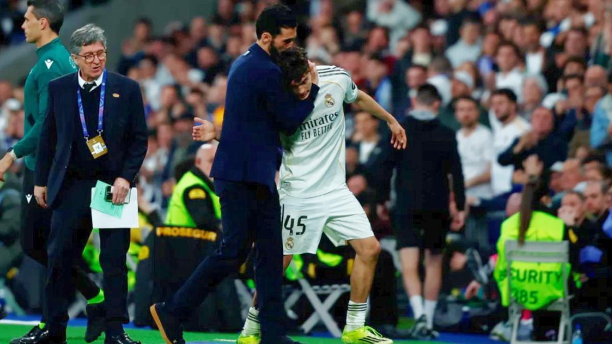 Arbeloa abraza a Thiago, ejemplo para la cantera del Madrid