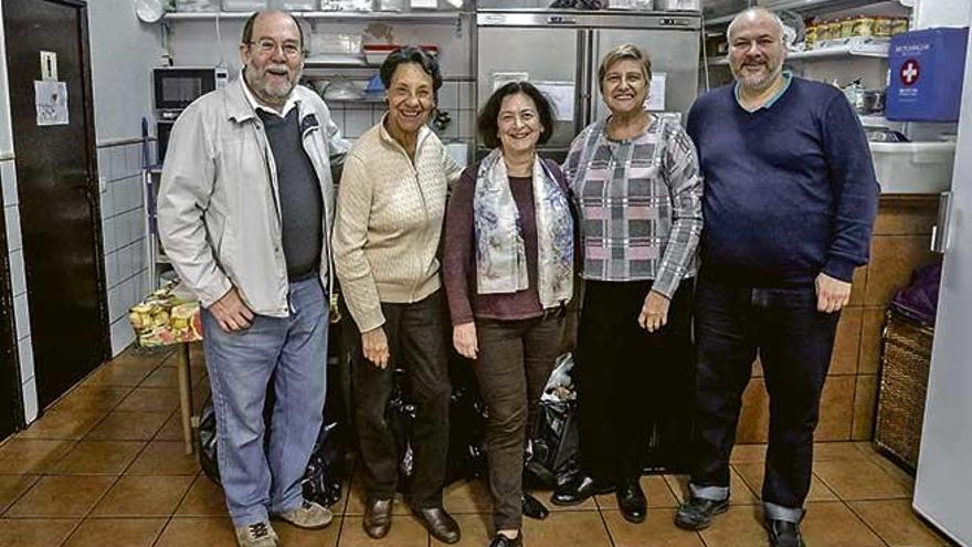 Catalina Cunill, presidenta de Zaqueo, junto a varios voluntarios.