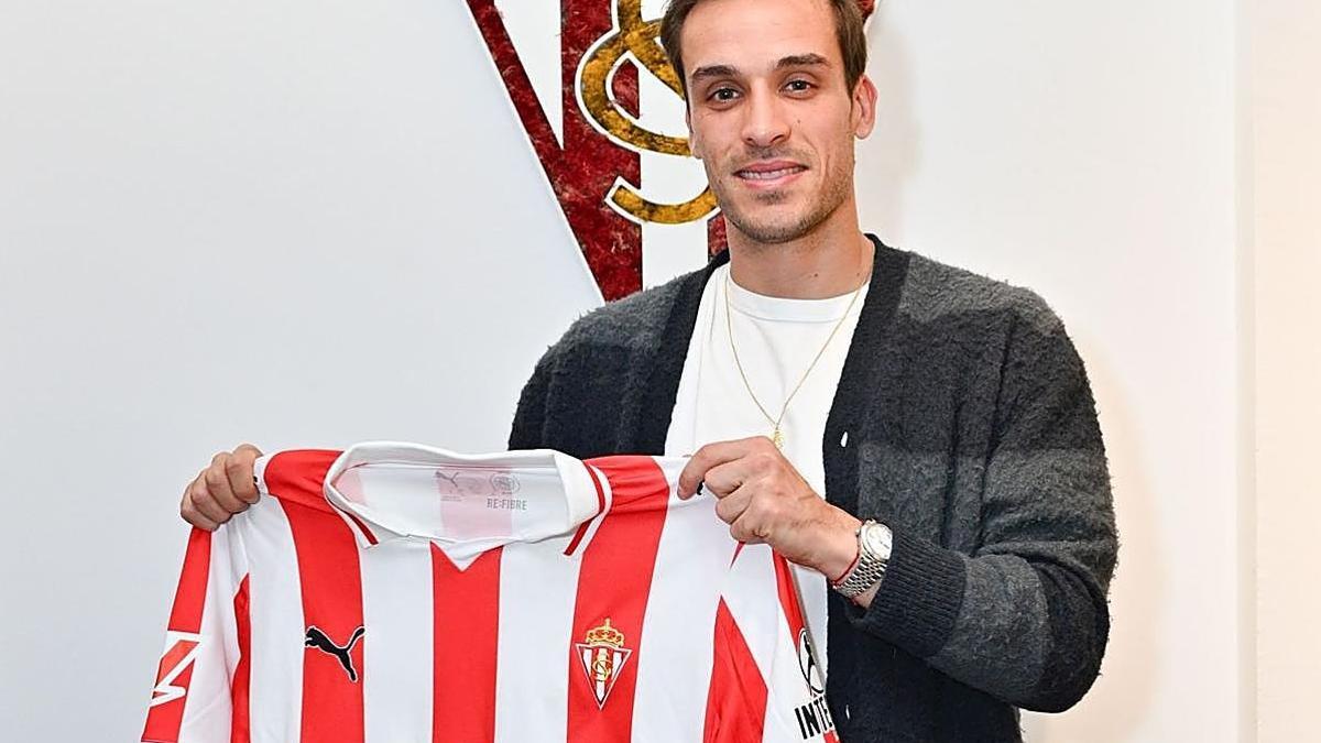 Brian Oliván, en el anuncio de su fichaje por el Sporting de Gijón.