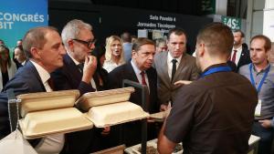 El ministro de Agricultura, Luis Planas, durante su visita a la feria agraria de Sant Miquel de Lleida, este viernes.