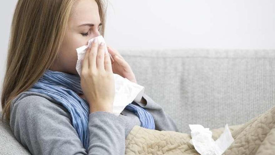 Una joven enferma de gripe.