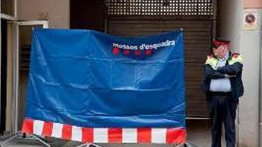 Detenido un policía nacional tras asesinar a su pareja en su casa de Olot (Gerona)