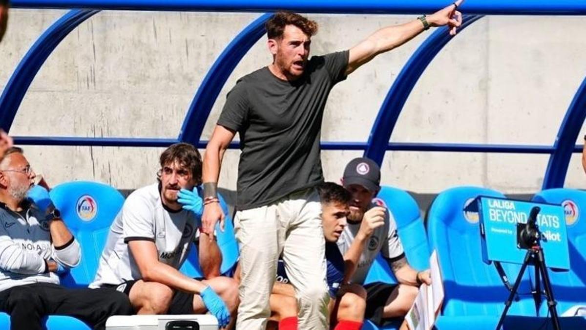 Ibai Gómez da instrucciones en el banquillo del Andorra.