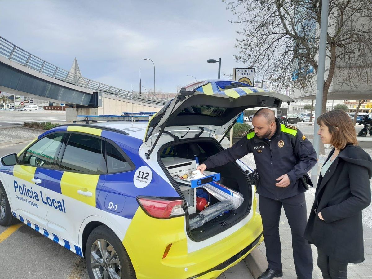 El cap de la policia local i l’alcaldessa de Castelló d’Empúries.