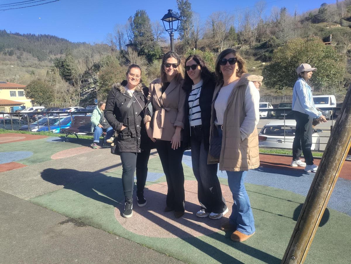 Belén Rguez. (2ª por la izqda) y vecinas de Infiesto que dieron su opnión sobre la asociación La Benéfica