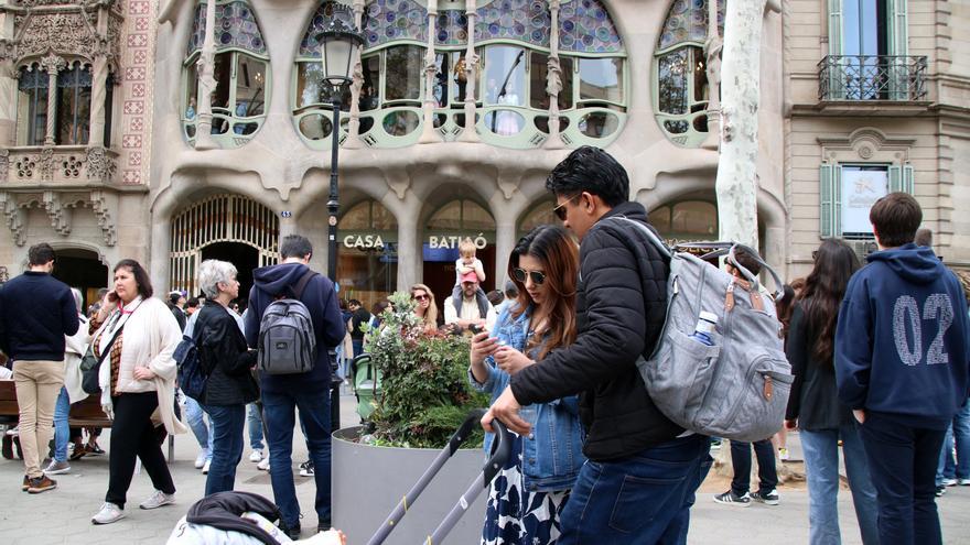 Turistes davant la Casa Batlló, situada al passeig de Gràcia de Barcelona