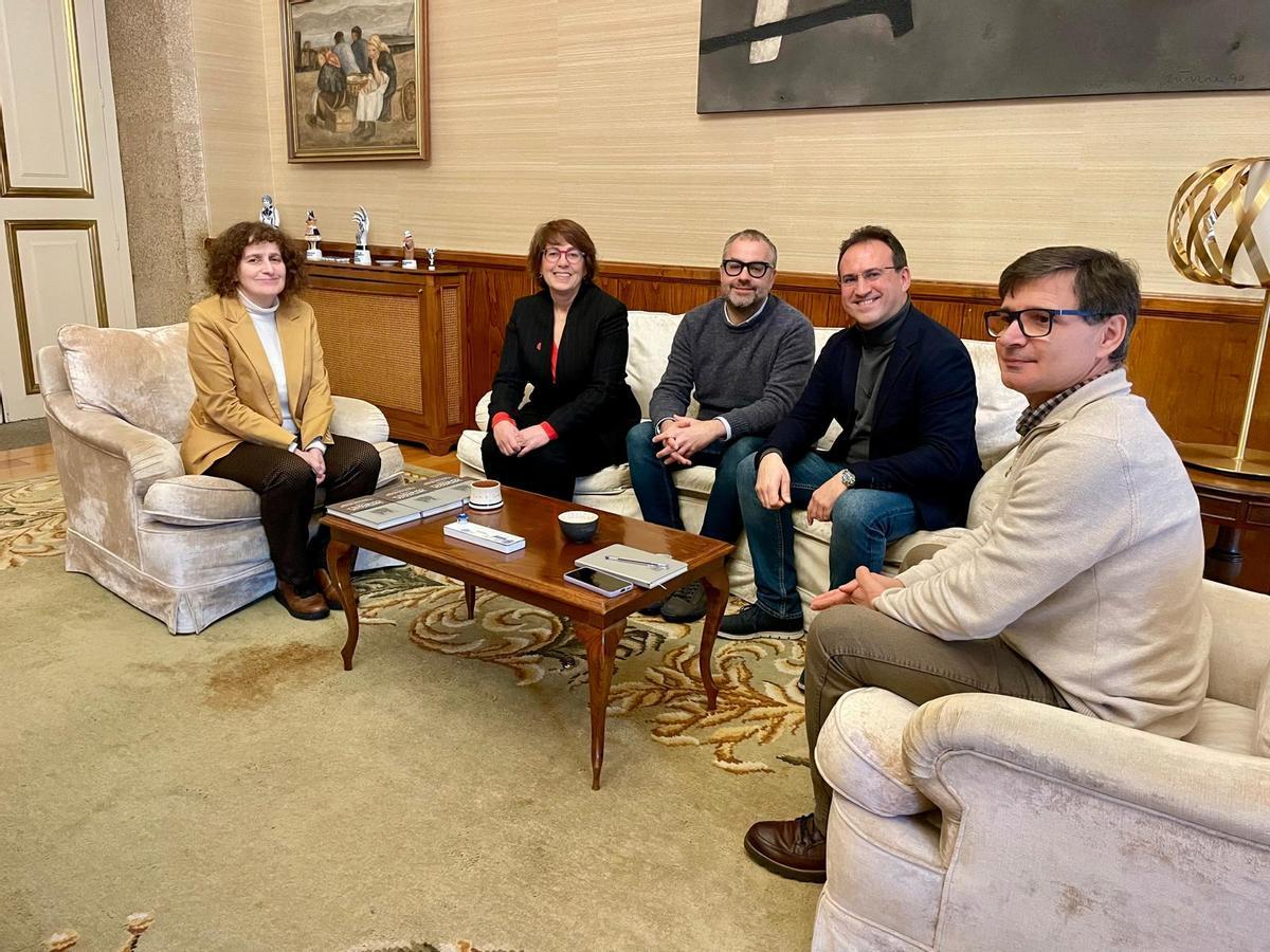 A alcaldesa e a candidata á Reitoría da Universidade de Santiago, no encontro en Raxoi.