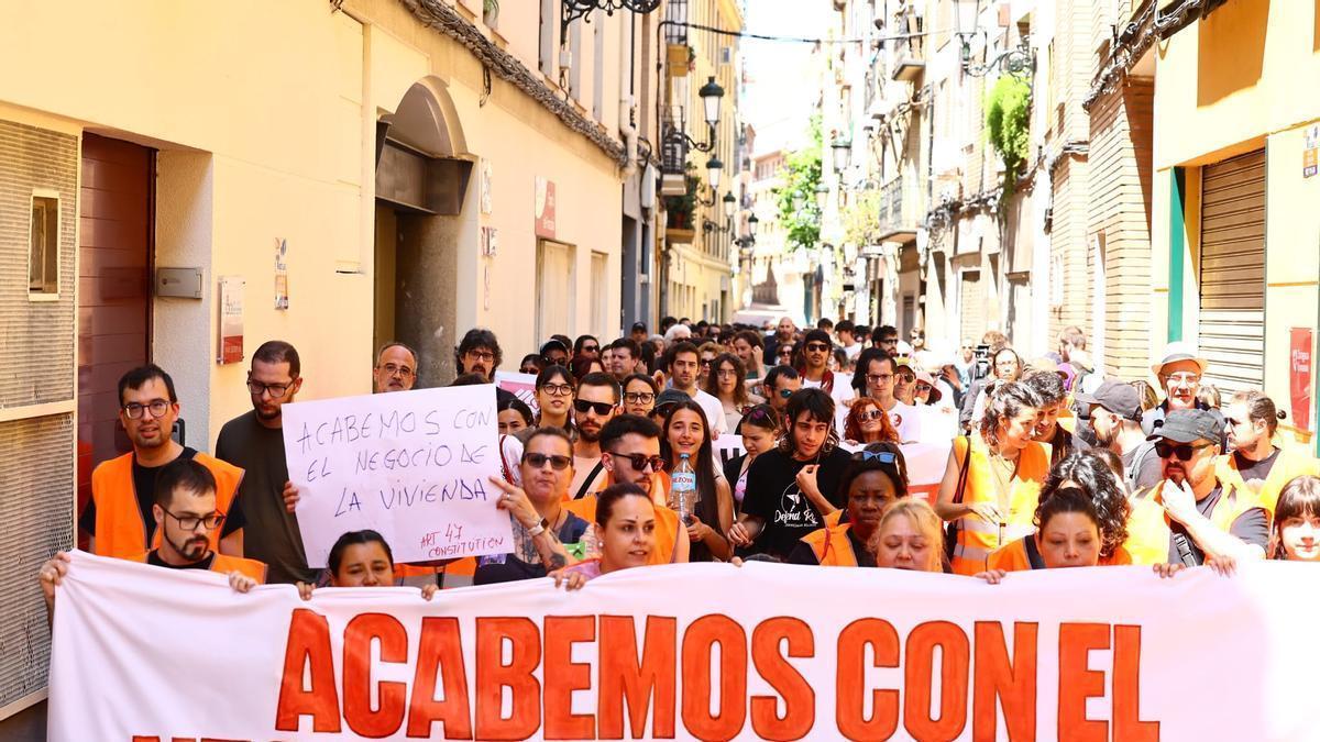 Protesta por el derecho a la vivienda en Zaragoza, este domingo.