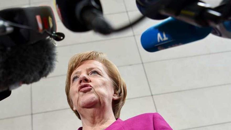 Merkel, ayer por la mañana, en rueda de prensa en Berlín. // DPA