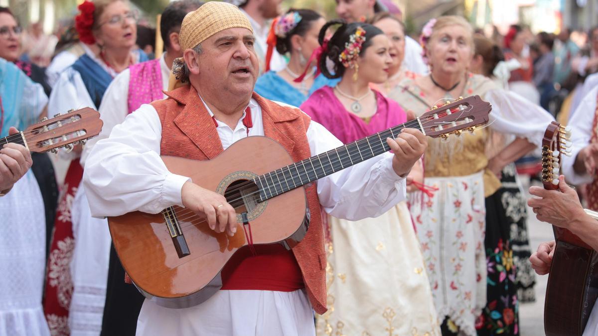 Un huertano, durante el Bando Infantil, toca la guitarra.