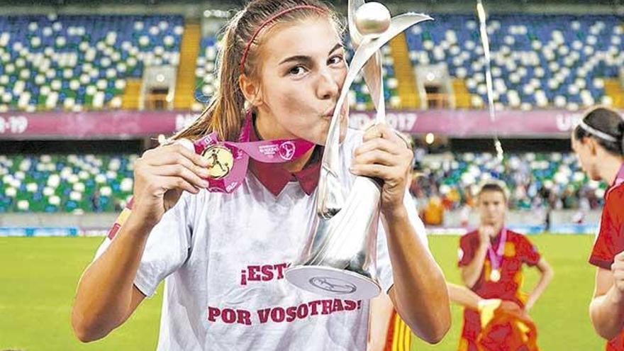 Patricia Guijarro besa en Belfast el trofeo que la acredita como campeona de Europa sub-19.