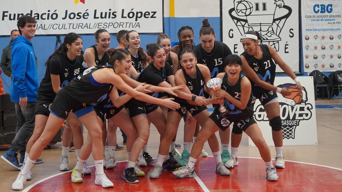 Las jugadoras del Estudiantes con el trofeo de campeonas del torneo del Genovés.