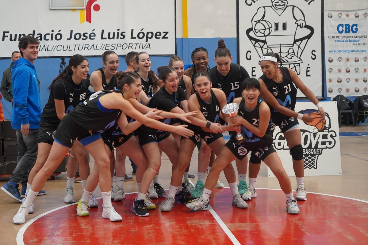 Las jugadoras del Estudiantes con el trofeo de campeonas del torneo del Genovés.