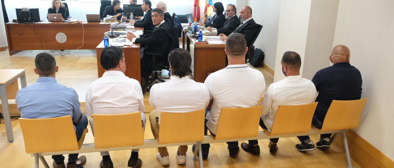 Los acusados en el juicio iniciado en la Audiencia en Elche.
