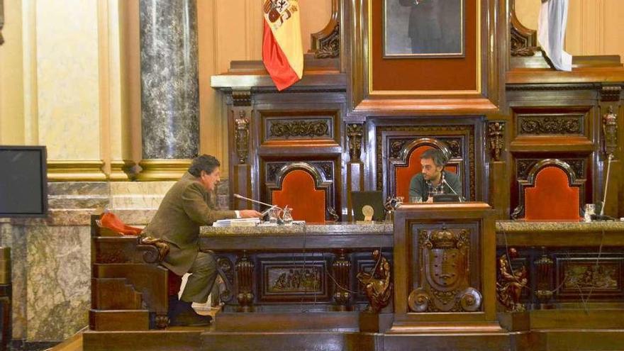 El alcalde de A Coruña, Xulio Ferreiro, en el centro, ayer durante el pleno. // Queiruga/Roller Agencia