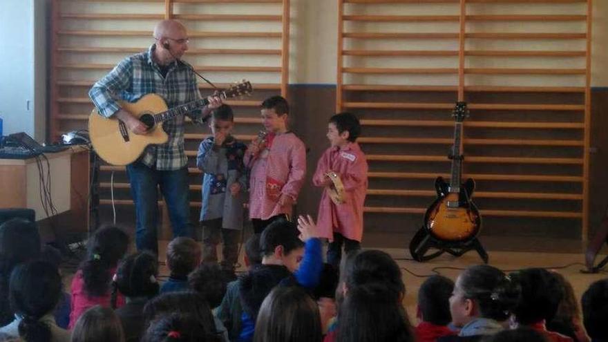 Suso González con los niños del CEIP Los Salados, en el taller de música.