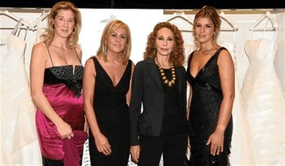 D’esquerra a dreta, Marela Rossi, Rosa Clará, l’actriu Marisa Berenson i Cinthya Rossi, ahir a París.