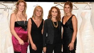 D’esquerra a dreta, Marela Rossi, Rosa Clará, l’actriu Marisa Berenson i Cinthya Rossi, ahir a París.