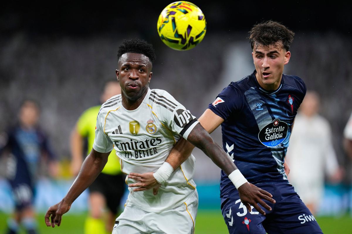 Vinicius y Javi Rodriguez pugnan por una pelota en el partido entre el Real Madrid y el Celta